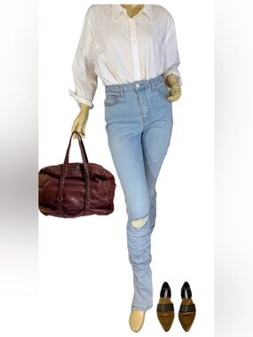 AKIRA LIGHTWASH DISTRESSED KNEE JEANS W/SCRUNCHED CALF AND ANKLE ZIPPERS (28)